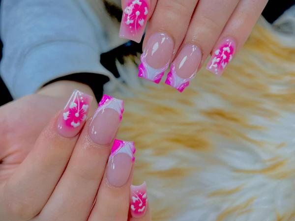 Deluxe Nails gallery