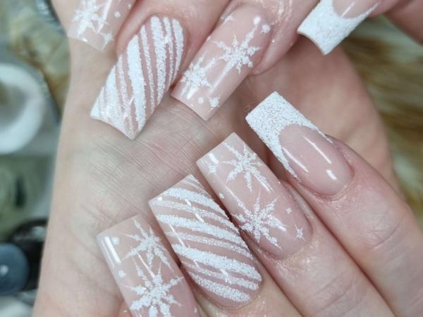Deluxe Nails gallery