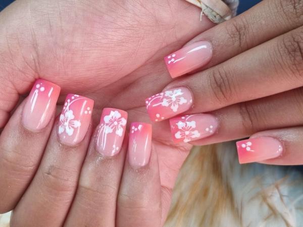 Deluxe Nails gallery